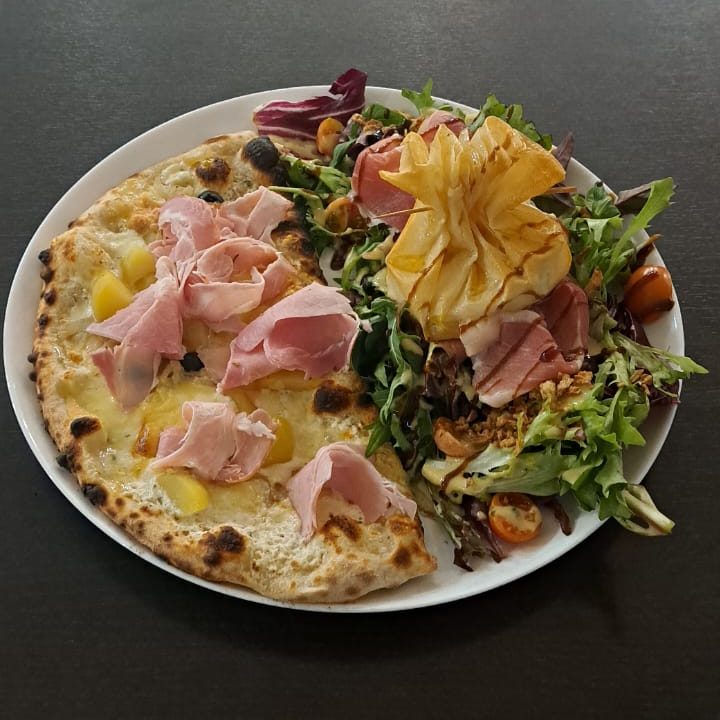 Photo d'une formule 1/2 pizza + salade